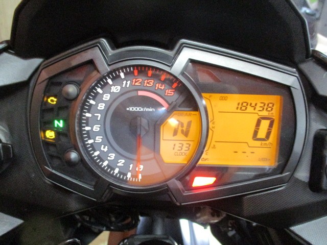 走行もまだまだの１８３４８ｋｍ！タコメーターがアナログなので目でも加速感が楽しめる一台ですよ！